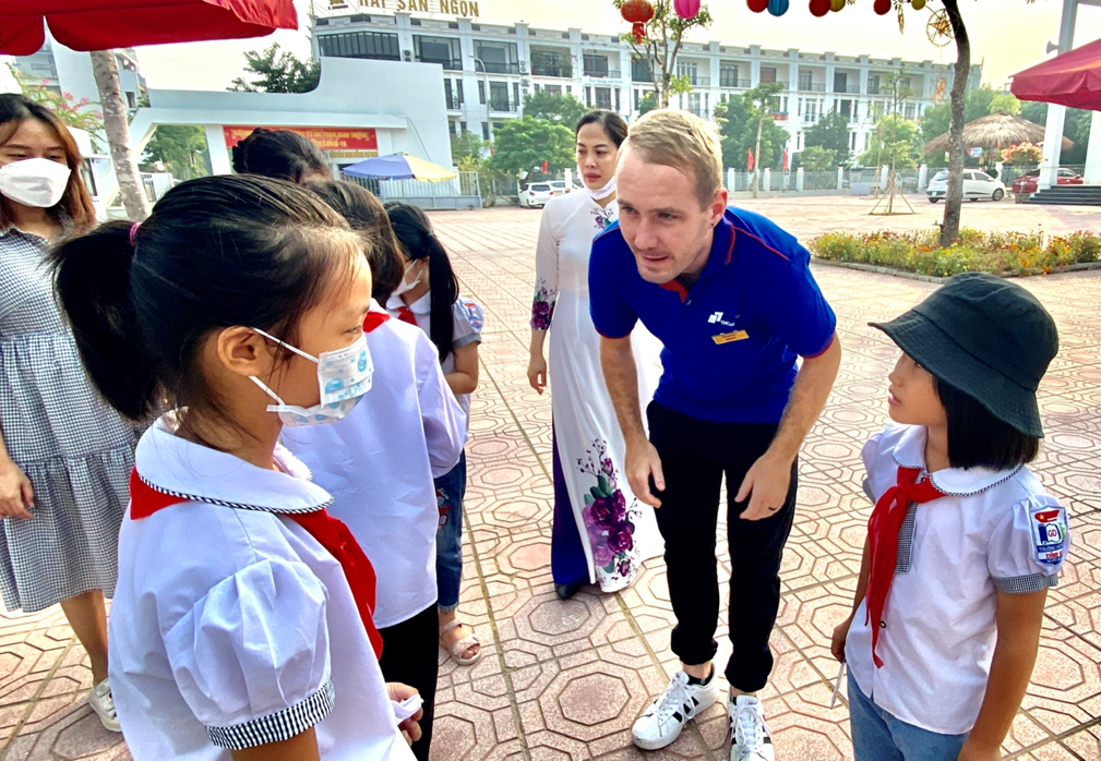 Cô Ngô Thị Kim Oanh - Hiệu trưởng giao lưu, động viên các em học sinh